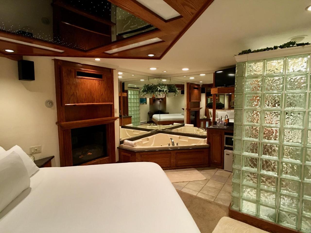 Sybaris Pool Suites Downers Grove - Adults Only Εξωτερικό φωτογραφία